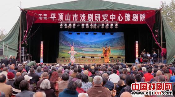 气温突降看戏的观众依然很多