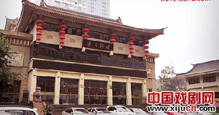 躲进成都看川剧