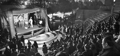 老年电视大学越剧团为市民演出《丞相试母》、《三试浪荡子》、《忠孝图》