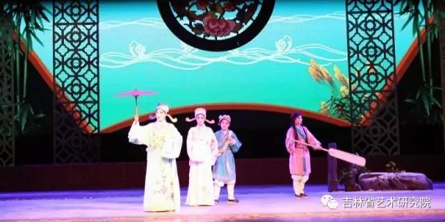 青年戏曲理论研究人才观摩评剧版《桃李梅》