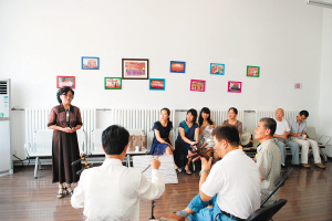 田玉珠当面指导社区京剧爱好者