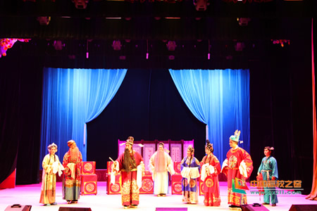 川剧传统大幕戏《御河桥》走进宜宾学院 不时引得全场师生哄堂大笑