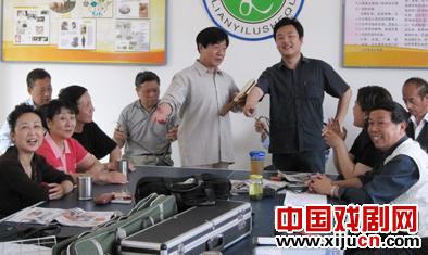 徐少安、徐艳芳等到京剧之友社传艺