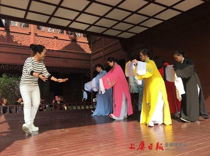 丰惠镇古戏台上演越剧戏曲对话