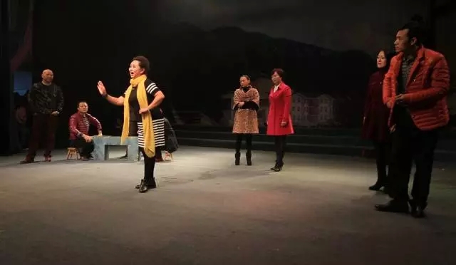 好听好看的现代川剧《燕归》终露半张脸 现场掌声雷动，演出好评如潮