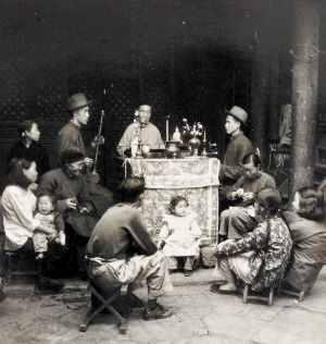 聆听扬琴艺人说书。