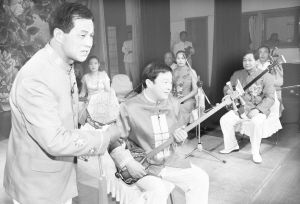 卧龙区说唱团和豫剧团改制后进行首场演出