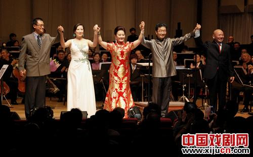 京剧名家们与音乐总监兼导演叶聪（右二）一起向观众谢幕 中国经济网记者陶杰/摄
