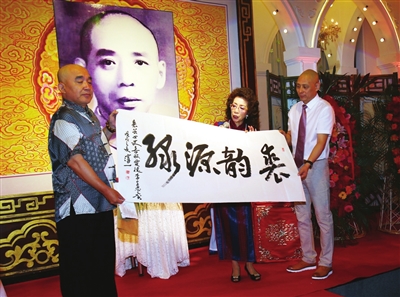 裘盛戎大师之女裘芸喜收山东票友李全忠为徒