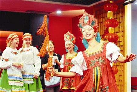 &ldquo;和平杯&rdquo;京剧小票友与外国儿童联欢