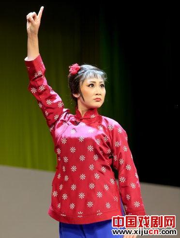 周艳蕊在《杨三姐告状》中饰演杨三姐