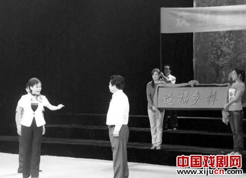 &ldquo;中原清风杯&rdquo;全省廉政戏剧巡演剧目演出现代豫剧《歧路冷雨》