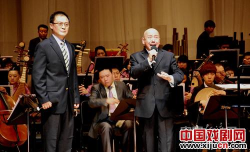 国家一级演员著名花脸孟广禄（右）正在演唱《智取威虎山》选段 中国经济网记者陶杰/摄