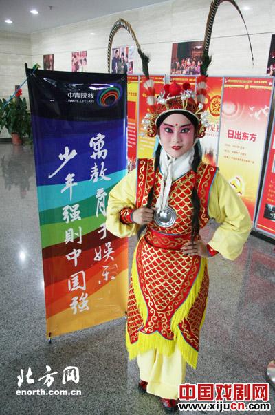 &ldquo;坚强孩子&rdquo;带着爷爷、奶奶来看戏