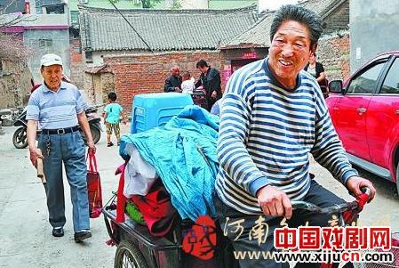 宝丰县青年曲剧团团长宋庆安每天靠凌晨&ldquo;拾荒&rdquo;增加收入