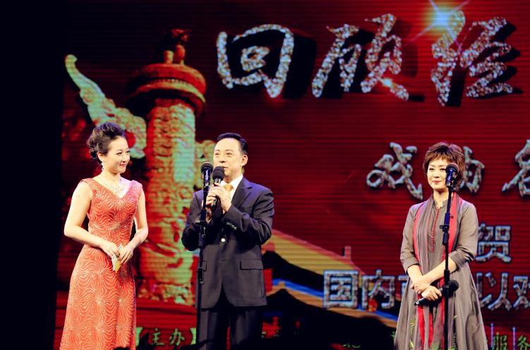 花旦主持人徐俪嘉与&ldquo;京剧表演艺术家&rdquo;李胜素 于魁智同台献艺