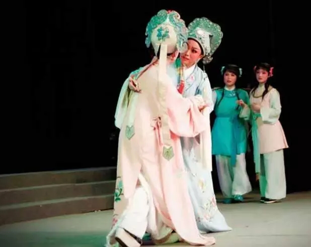 烈日炎炎，他们&ldquo;穿越&rdquo;来演绎越剧精彩