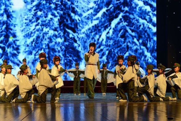 小学生表演京剧《林海雪原》