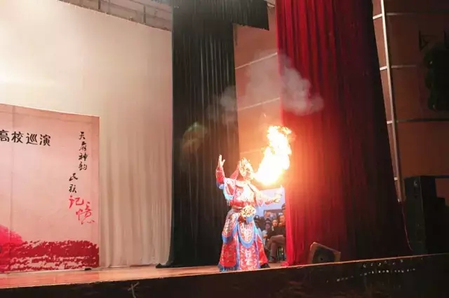 变脸吐火. 木偶变脸