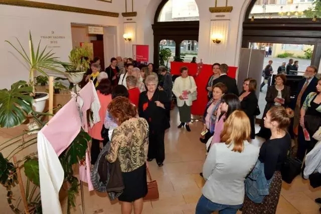 川剧《李亚仙》中欧之行完美收官，男粉丝跪地求合影！