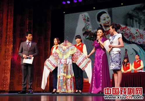 拍卖姜亦珊出演《状元媒》时所穿的宫装戏服