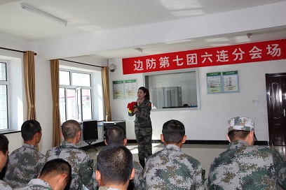 图片：战友京剧团优秀青年演员王晶到基层部队为兵演出