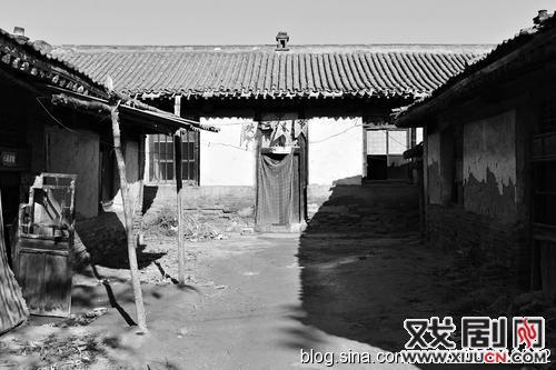 她来看戏，她来挑演员