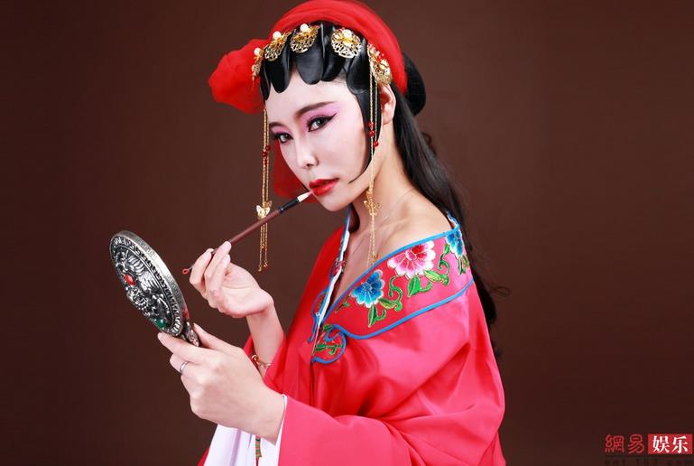 上戏&ldquo;校花&rdquo;拍京剧写真