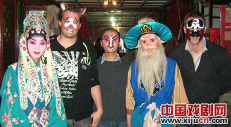 留学生在湖广会馆学京剧