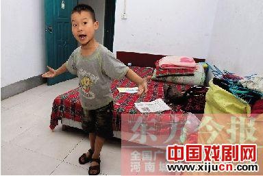 6岁的豫剧小演员崔哲源为照顾奶奶，下课后赶场演出挑起了生活的重担