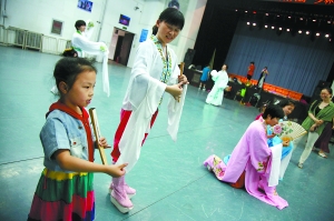 作为“鸣越二代”的代表，6岁的果果在为演出做最后的彩排。