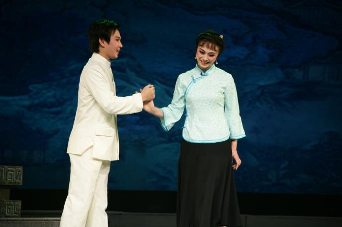 《啼笑姻缘·约会》上海越剧院徐标新饰樊家树，方亚芬饰沈凤喜