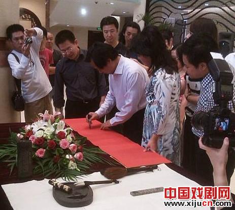 文化部副部长王文章视察新建的重庆川剧艺术中心