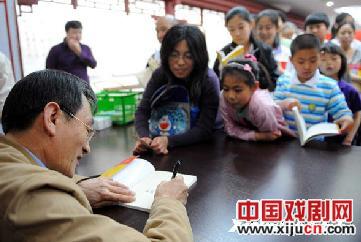 国家京剧院院长吴江签售《小学生京剧100问》