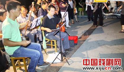 &ldquo;越剧沙龙&rdquo;让市民秀一秀自己的越剧功力