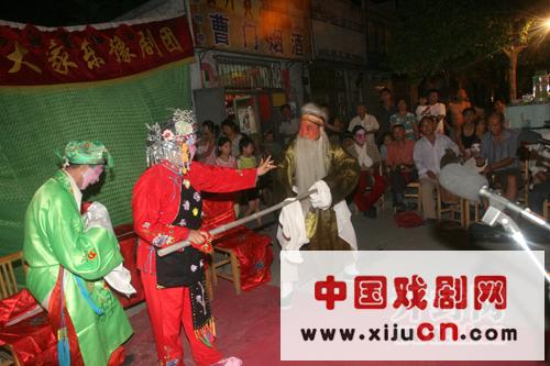 顺河回族区东郊乡后台村大家乐豫剧团是一支由村民组成的业余豫剧团体（图）