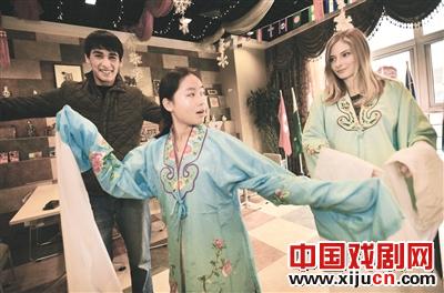 南方姑娘迷上京剧校内开办京剧社团