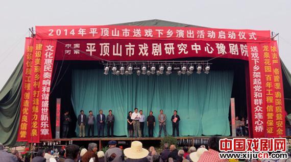 送戏下乡，架起党和群众连心桥