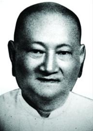 天蟾舞台当年的老板顾竹轩，其目如铜铃，耳垂至肩，时人称其“罗汉相貌”。