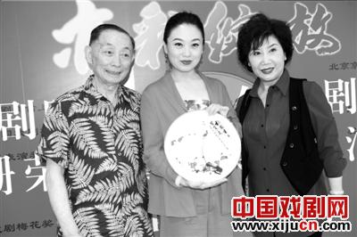 梅葆玖、薛亚萍两位恩师共贺姜亦珊夺梅