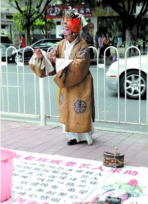河南省太康县的豫剧班子&ldquo;剧团解散，老艺人返乡途中唱戏赚盘缠&rdquo;