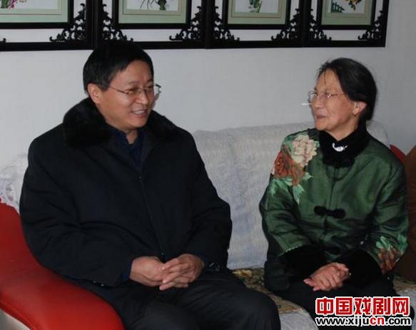 80岁高龄的筱佩珠退休之后仍坚持义演 定时组织老同事来家中唱戏