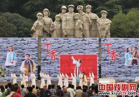 现代越剧《丁香》雨花台烈士群雕前再现革命爱情故事