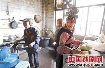 孙娟和她的小剧团仍然坚持每天为十多位老人演出 晚上去&ldquo;走穴&rdquo;维持生计