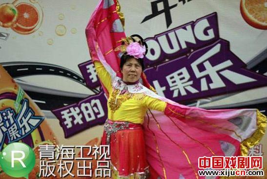 年过半百的宋凤强以一段经典越剧曲目《化蝶》海选花儿朵朵