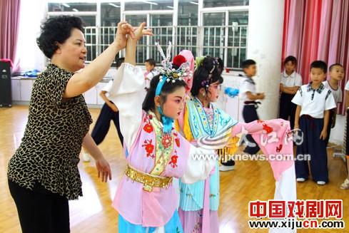 退休京剧演员朱荣岑自费创办京剧培训班