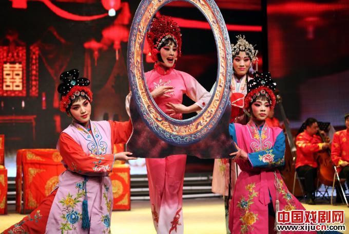 安阳市催派艺术研究院青年演员王红霞主演的《抬花轿》选段《梳妆》