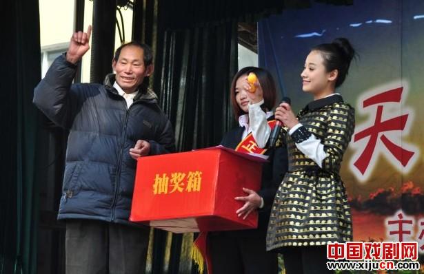 &ldquo;天天邮戏 戏送万家&rdquo;文化惠民活动 河南省曲剧团走进正阳县兰青乡