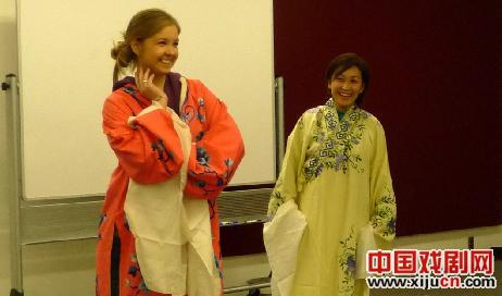 青年女老生姜培培到美国讲学和表演获巨大成功