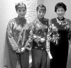 刘长瑜也正为京剧的传承不遗余力、四处奔波